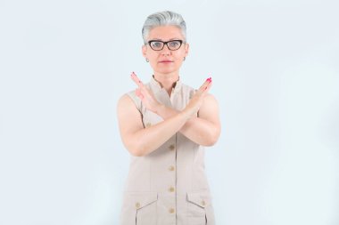 Orta yaşlı bir kadın hiç el hareketi yapmadan ellerini gösteriyor. Olgun kadın inkar duygusu.