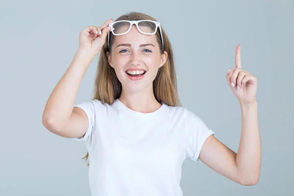 Gelukkige Jonge Vrouw Hief Haar Glas Verrassing Wijst Haar Vingers — Stockfoto