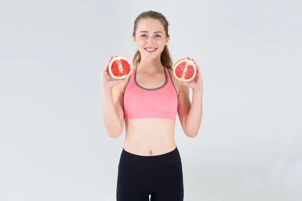 Ung Atletisk Kvinna Med Två Halvor Grapefrukt Händerna Fitness Och — Stockfoto