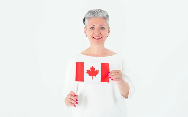 身披加拿大国旗的成熟女子 背景浅薄 — 图库照片