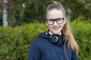 Gözlüklü mutlu bir genç kızın portresini yakından çek. Öğrenci kız.