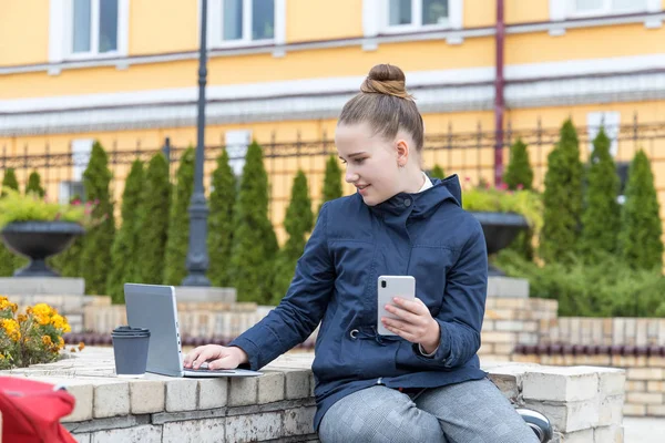 Menina Adolescente Com Telefone Laptop Trabalhando Uma Rua Cidade — Fotografia de Stock