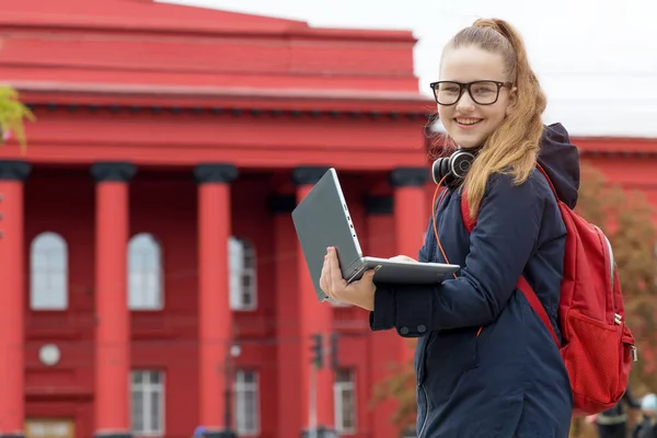 Glad Flicka Tonåring Skolflicka Med Bärbar Dator Händerna Ett Universitet — Stockfoto