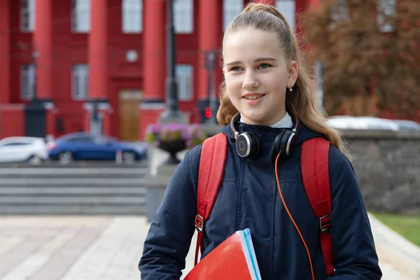 Adolescente Écolière Avec Sac Dos Des Manuels Sur Fond Bâtiment — Photo