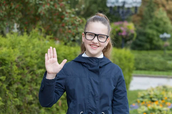 Merhaba Mutlu Genç Kız Sallıyor Gözlüklü Kız Öğrenci — Stok fotoğraf