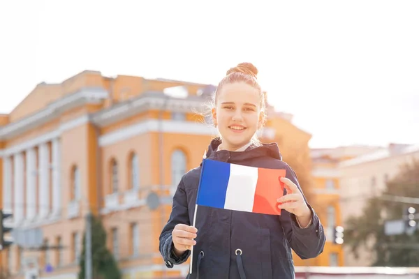 Teenager Κορίτσι Σημαία Της Γαλλίας Μια Πόλη Δρόμο Φόντο — Φωτογραφία Αρχείου