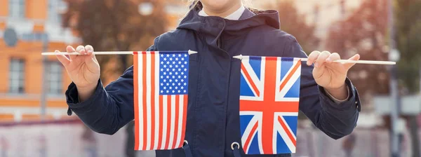 学英语 将乌萨和大不列颠的两面旗帜放在女性手中 国家间的友谊 — 图库照片