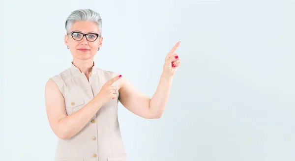 Een Vrouw Van Middelbare Leeftijd Met Een Bril Wijst Met — Stockfoto