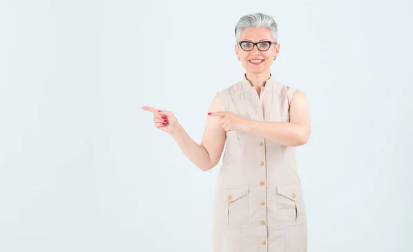 Mujer Feliz Mediana Edad Gafas Señala Los Dedos Izquierda Pie Fotos De Stock