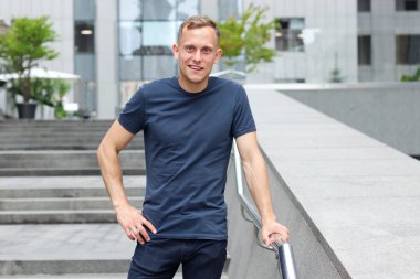 Ofis binasının merdivenlerinde arka planda genç bir adamın portresi. Profesyonel kariyerinin başlangıcı..