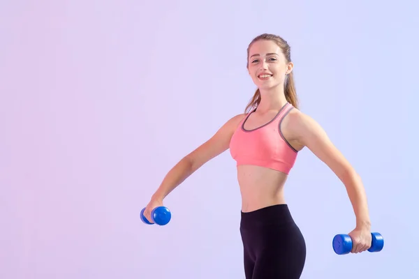 Ung Kvinna Med Två Hantlar Händerna Stående Lila Bakgrund Fitness — Stockfoto