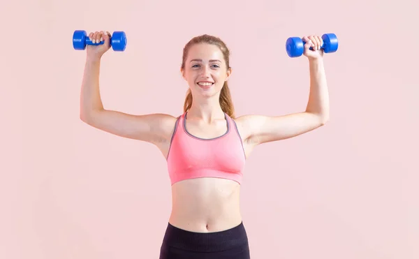 Mladá Žena Dvěma Činkami Rukou Stojící Růžovém Pozadí Fitness Cvičení — Stock fotografie