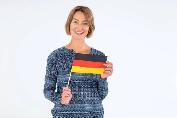 Flaga Niemiec Rękach Szczęśliwej Kobiety — Zdjęcie stockowe
