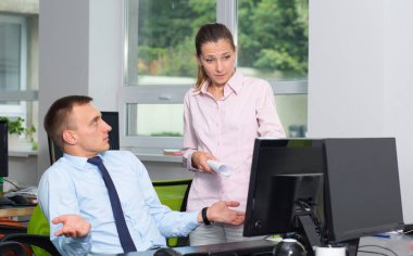 Kadın yönetici, astının çalışmalarını kontrol eder, kadın mutsuzdur, suçlu odur. Patron, büro çalışanının çalışmasına çok öfkelendi..