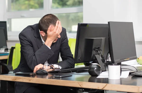 Triste Hombre Negocios Sentado Frente Computadora Del Monitor Oficina Trabajo — Foto de Stock