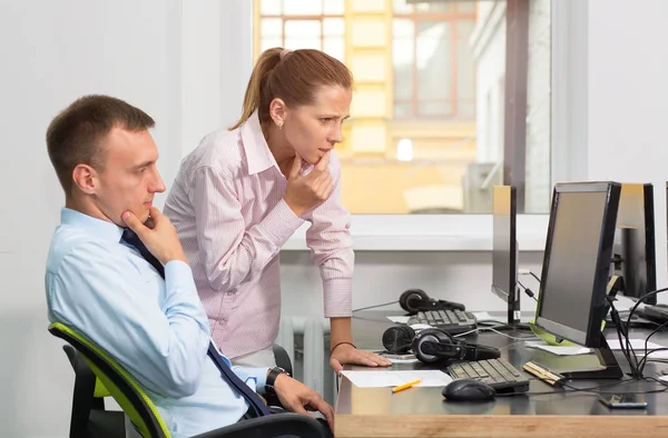 Discussion Work Office Business Man Woman Look Together Computer Monitor — Stock Photo, Image