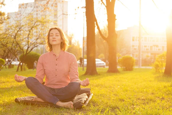 Bella Mujer Sienta Una Posición Loto Para Meditar Sobre Naturaleza —  Fotos de Stock