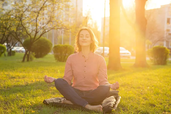 Bella Mujer Sienta Una Posición Loto Para Meditar Sobre Naturaleza —  Fotos de Stock