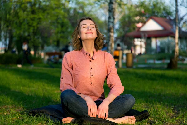 Young Beautiful Woman Breathes Fresh Air Sitting Lotus Position Meditation — 스톡 사진