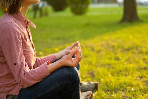 Närbild Händer Vacker Ung Kvinna Sitter Lotus Position För Meditation — Stockfoto