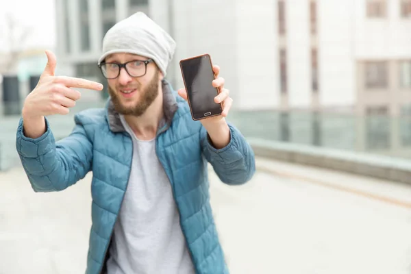 Feche Com Dedo Apontando Para Telefone Jovem Surpreso Com Barba — Fotografia de Stock