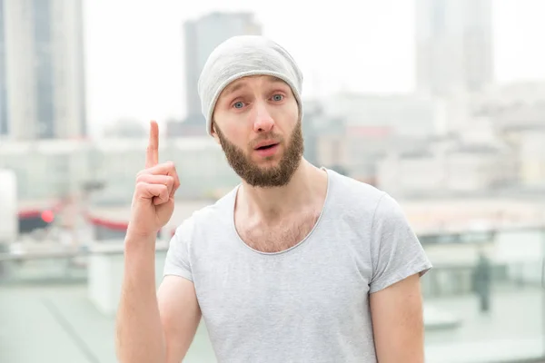 Surprised Young Man Beard Points His Finger Background City Street — Stock Photo, Image