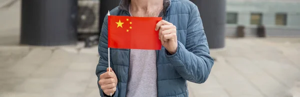 Feche Bandeira China Nas Mãos Homem Sem Rosto — Fotografia de Stock
