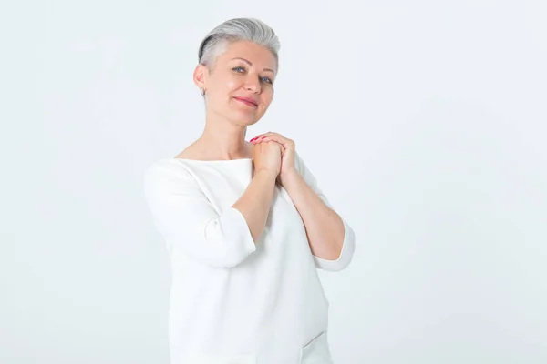 Retrato Una Mujer Madura Feliz Vestido Blanco Pie Sobre Fondo — Foto de Stock
