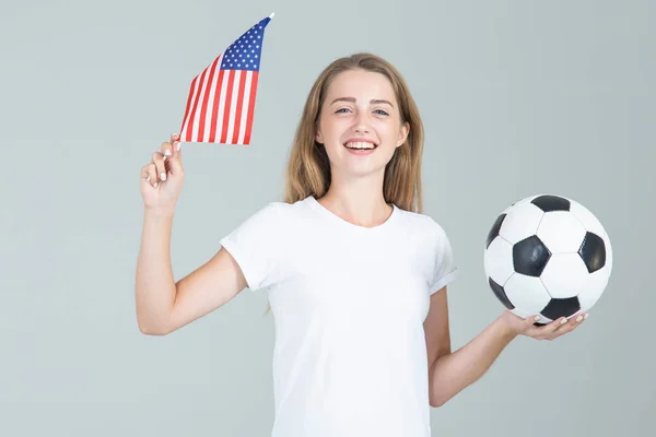 Ευτυχισμένη Αθλητική Γυναίκα Μια Μπάλα Ποδοσφαίρου Και Σημαία Usa Στα — Φωτογραφία Αρχείου