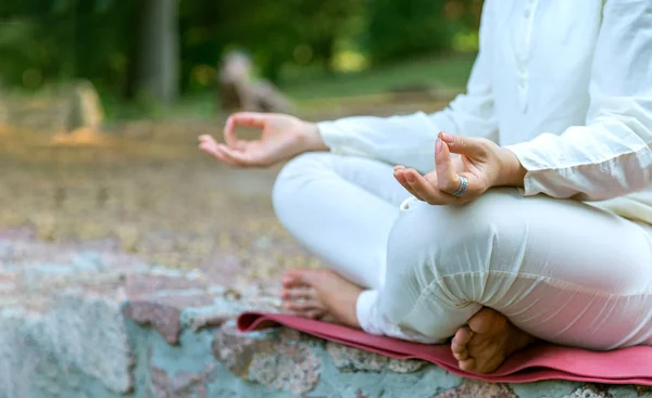 Sluiten Van Vrouwelijke Handen Vrouw Oefent Yoga Meditatie Ontspan Natuur — Stockfoto