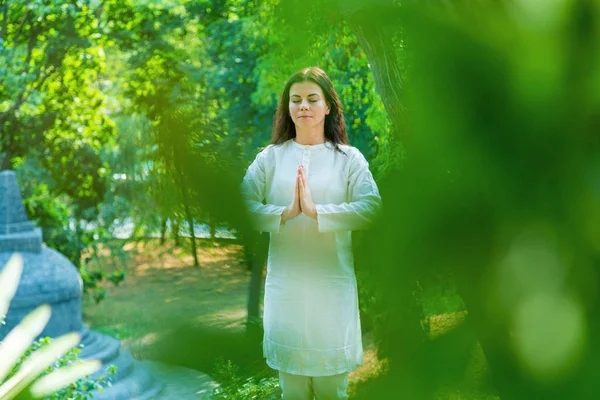 Женщина Практикует Йогу Медитацию Отдых Природе Женщина Время Ретрита — стоковое фото