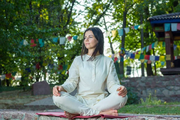 Vrouw Oefent Yoga Meditatie Ontspan Natuur Vrouw Tijdens Retraite Lessen — Stockfoto