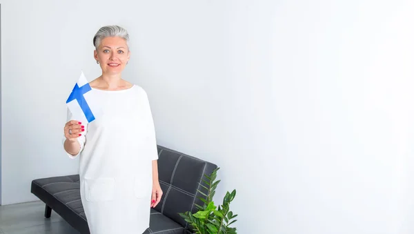 Mujer Negocios Con Bandera Finlandia Fondo Oficina Aprender Finlandés —  Fotos de Stock