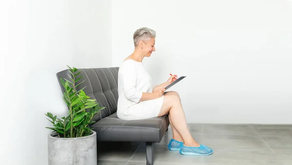 Visit Doctor Middle Aged Woman Filling Out Questionnaire While Sitting — Stock Photo, Image