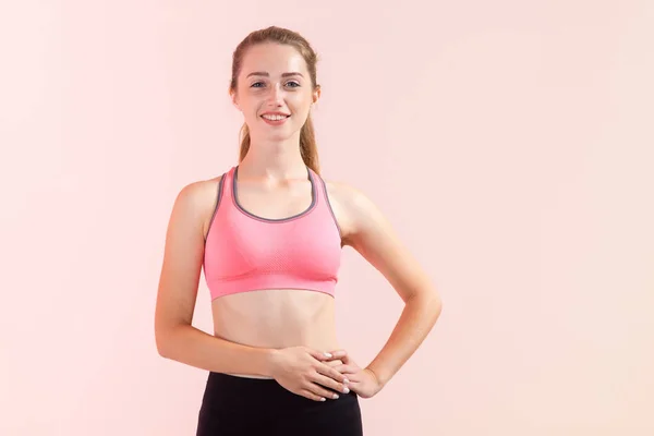Szczęśliwa Młoda Kobieta Stroju Fitness Stojąca Różowym Tle Miejsce Tekst — Zdjęcie stockowe