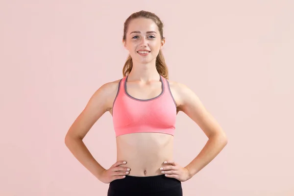 Gelukkige Jonge Vrouw Fitness Dragen Staande Roze Achtergrond Plaats Voor — Stockfoto