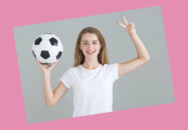 Счастливая Молодая Женщина Футбольным Мячом Показывает Пальцы Знак Победы Двух — стоковое фото