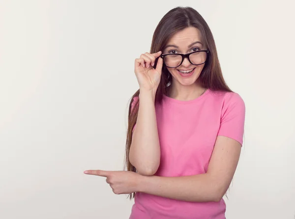 Une Femme Heureuse Lunettes Pointe Doigt Pointant Vers Gauche Regardant — Photo