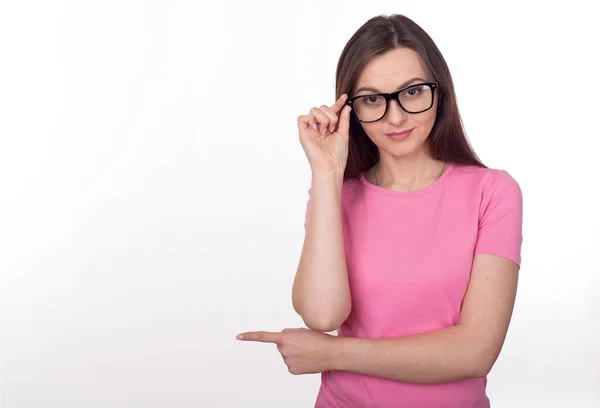 Gözlüklü Ciddi Bir Kadın Parmağıyla Işaret Ediyor Solu Işaret Ediyor — Stok fotoğraf