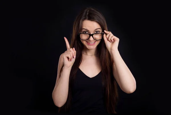 Een Gelukkige Vrouw Met Een Bril Wijst Met Een Vinger — Stockfoto