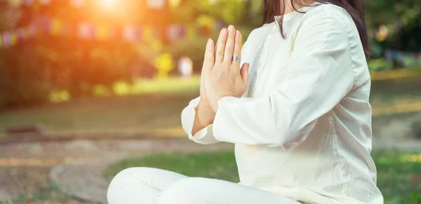 Närbild Kvinna Yoga Och Meditation Utomhus Park — Stockfoto