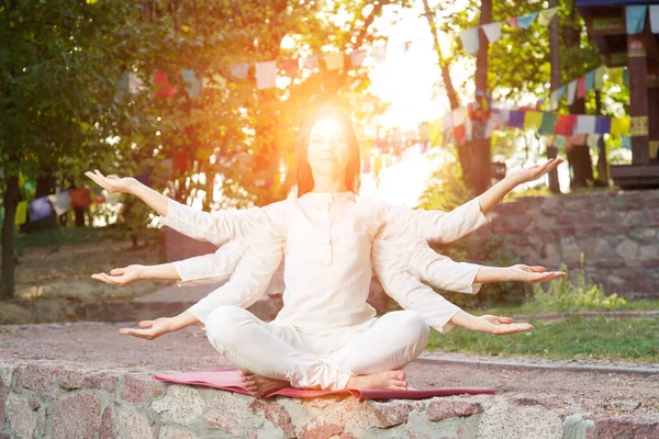 Mujer Multiarmada Clase Yoga Abriendo Chakras Aire Libre Parque Retiro —  Fotos de Stock