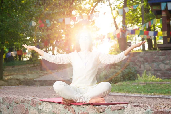 Vrouw Doet Yoga Meditatie Frisse Lucht Het Park Openbaarmaking Van — Stockfoto