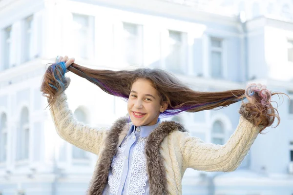 街の通りの背景に長い髪の幸せな女の子 — ストック写真