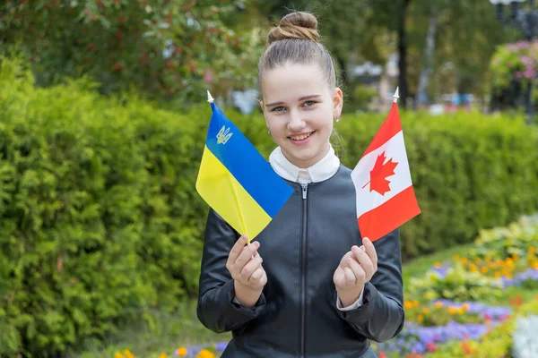 拿着加拿大和乌克兰国旗的女学生 乌克兰侨民 — 图库照片