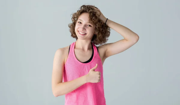 Net Als Fitness Mooie Jonge Vrouw Een Roze Sport Shirt — Stockfoto