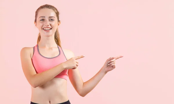 Giovane Donna Atletica Punta Dito Verso Destra Mentre Piedi Uno — Foto Stock