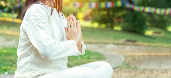 Namaste Sluit Vrouwelijke Handen Vrouw Die Yoga Beoefent Mediteert Lotuspositie — Stockfoto