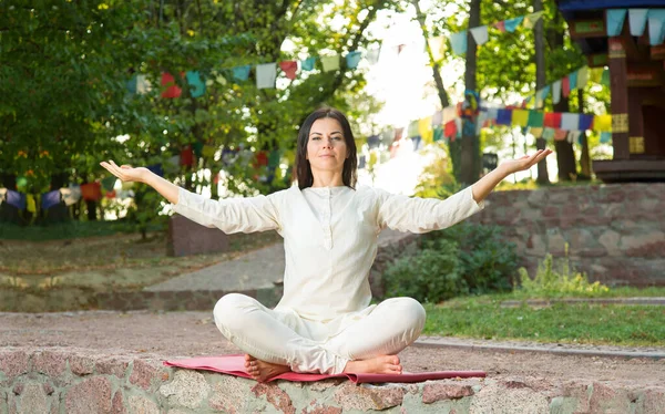 Vrouw Die Yoga Beoefent Mediteert Lotuspositie — Stockfoto
