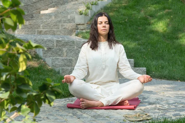 Молодая Женщина Сидит Медитирует Свежем Воздухе Природном Парке — стоковое фото